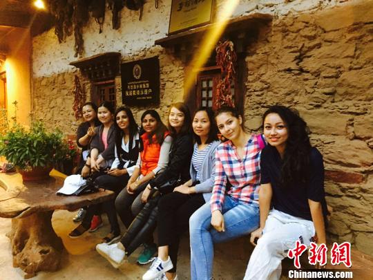 طلاب أجانب يجربون الثقافة التبتية بسيتشوان