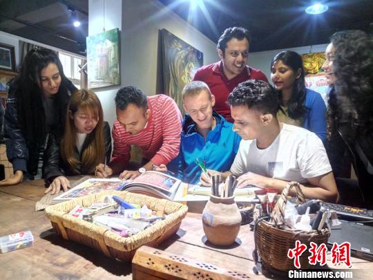 طلاب أجانب يجربون الثقافة التبتية بسيتشوان