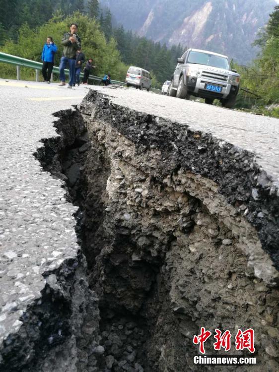 مجموعة صور: الزلزال بقوة 7.0 درجة في جيوتشايقو وجهود الإغاثة