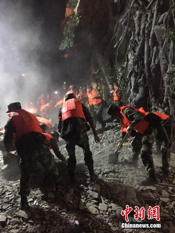 مجموعة صور: الزلزال بقوة 7.0 درجة في جيوتشايقو وجهود الإغاثة
