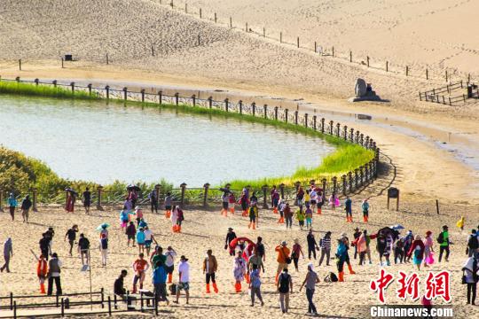 بحيرة الهلال بدونهوانغ تستقبل أكثر من مليون سائح في عام 2017