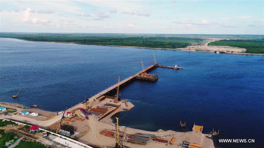 جسر هيلونغجيانغ الصيني الروسي على قيد البناء