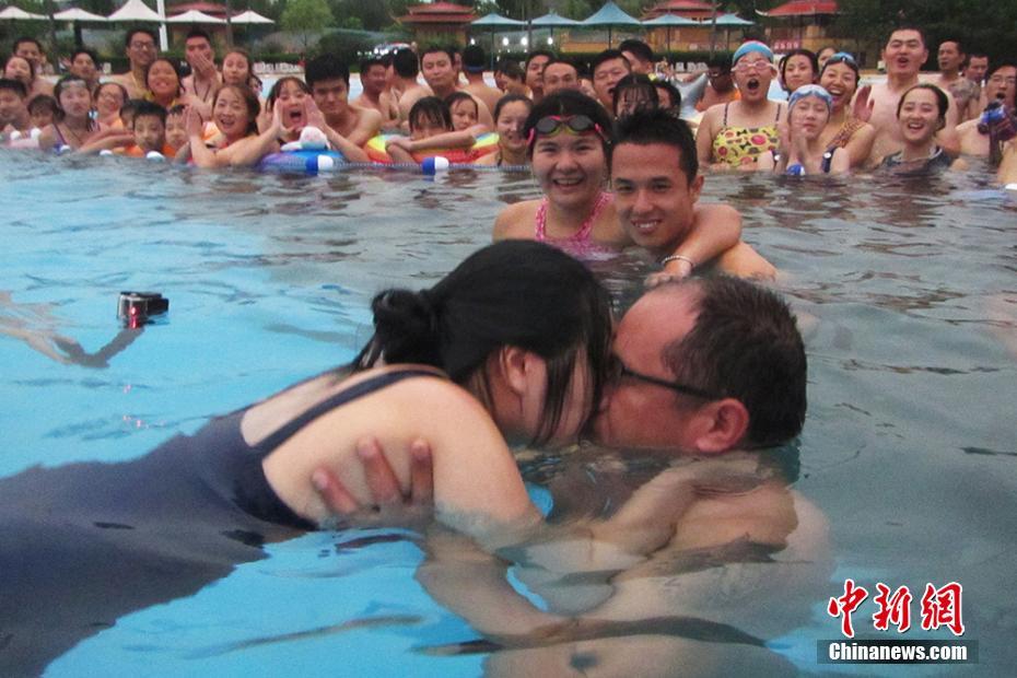 مسابقة التقبيل تحت الماء فى نانجينغ