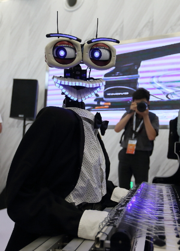 الروبوت العازف يقدم أجمل المعزوفات على البيانو في المؤتمر العالمي للروبوتات عام 2017