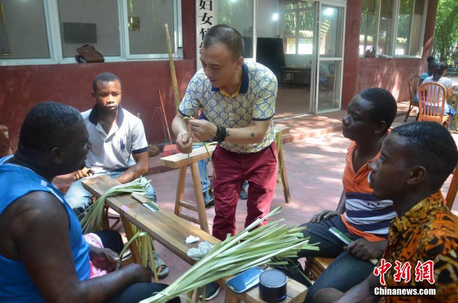 متدربون أفارقة يتعلمون صناعة منتجات الخيزران في سيتشوان