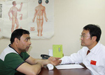 الفرق الطبية الصينية تقدم المساعدات الطبية فى الكويت