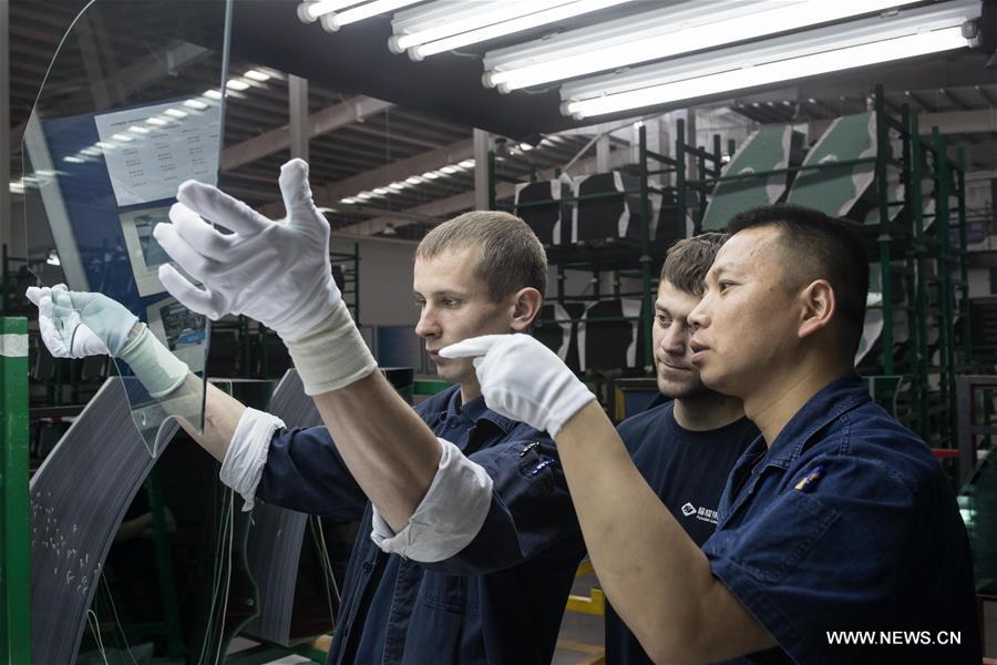 تحقيق إخباري: مجموعة صينية لصناعة زجاج السيارات تحقق ازدهارا في روسيا