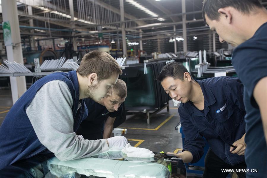 تحقيق إخباري: مجموعة صينية لصناعة زجاج السيارات تحقق ازدهارا في روسيا