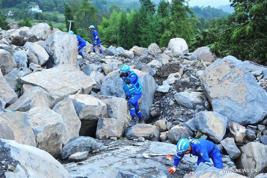أعمال الإنقاذ في موقع حادث انهيار أرضي في جنوب غربي الصين