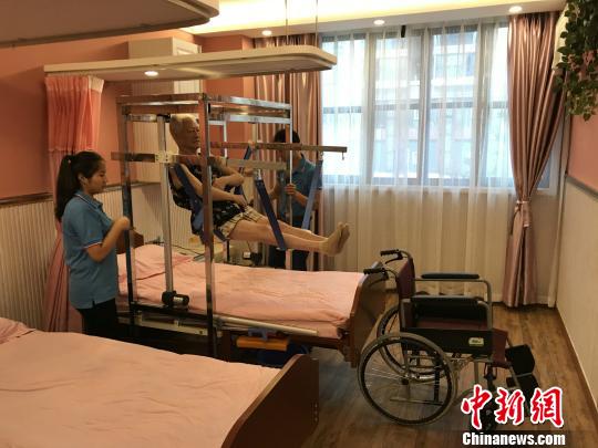 آلة ترفع العبء عن الراعين للمسنين في تشونغتشينغ