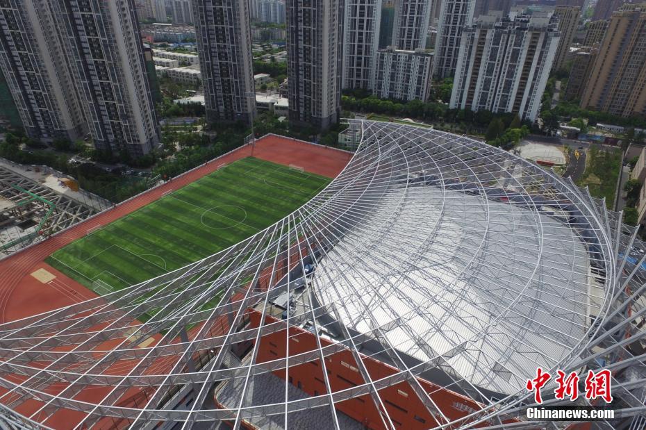 افتتاح أول ملعب كرة القدم على السطح في شنغهاي