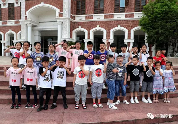 مدرسة صينية تستقبل 17 زوجا من الطلاب التوائم الجدد