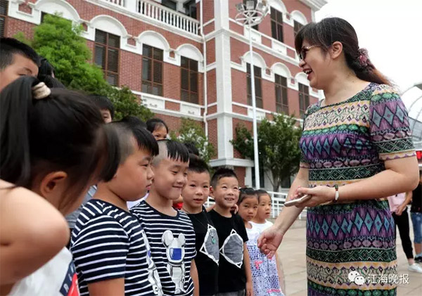 مدرسة صينية تستقبل 17 زوجا من الطلاب التوائم الجدد
