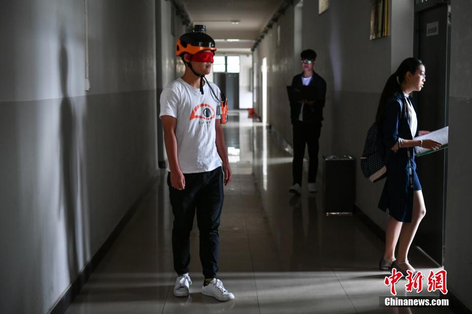 طلاب صينيون يخترعون خوذة ملاحة ذكية للمكفوفين