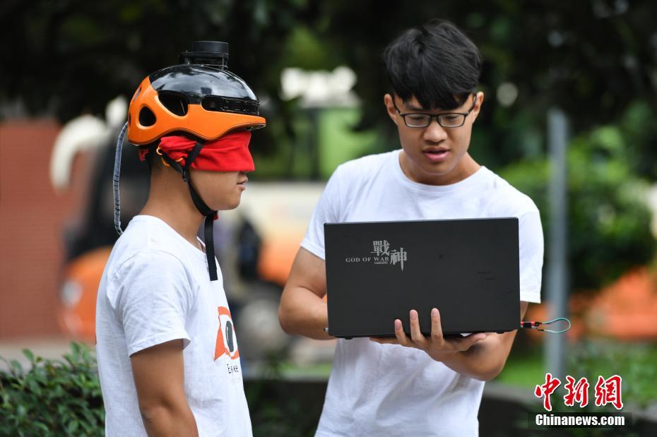 طلاب صينيون يخترعون خوذة ملاحة ذكية للمكفوفين