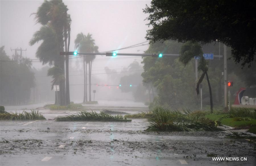 إعصار إيرما يصل إلى اليابسة في فلوريدا الأمريكية