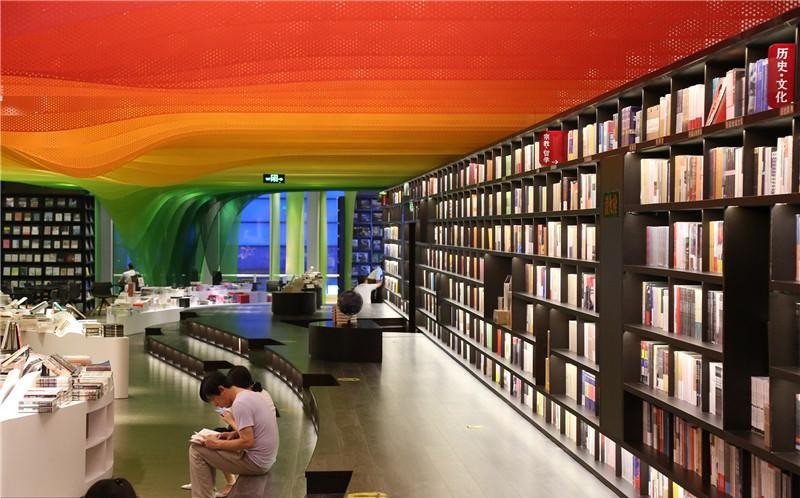 مكتبة بسوتشو صممت على شكل يراعات وقوس قزح