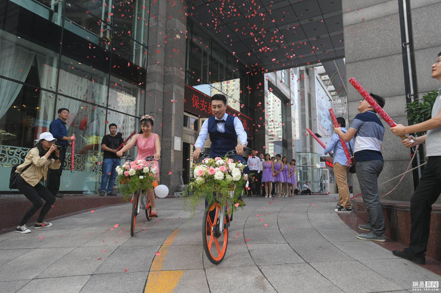 بالصور: موكب زفاف على الدراجات التشاركية