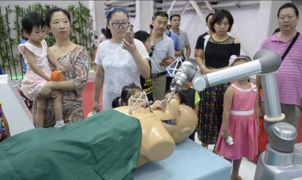  تقرير اخباري: ثورة روبوتات الجراحة في الصين