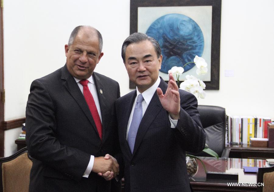 رئيس كوستاريكا ووزير الخارجية الصيني يجتمعان لبحث العلاقات الثنائية