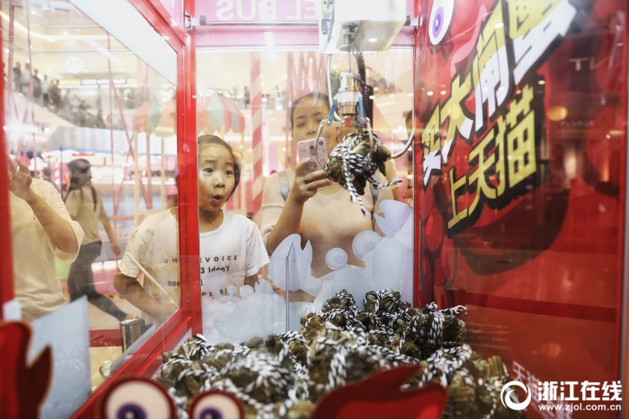 جهاز آلي لالتقاط السلطعون يظهر في مركز تسوق في مدينة هانغتشو