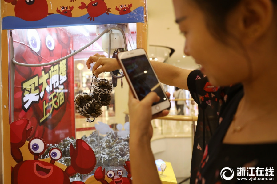 جهاز آلي لالتقاط السلطعون يظهر في مركز تسوق في مدينة هانغتشو
