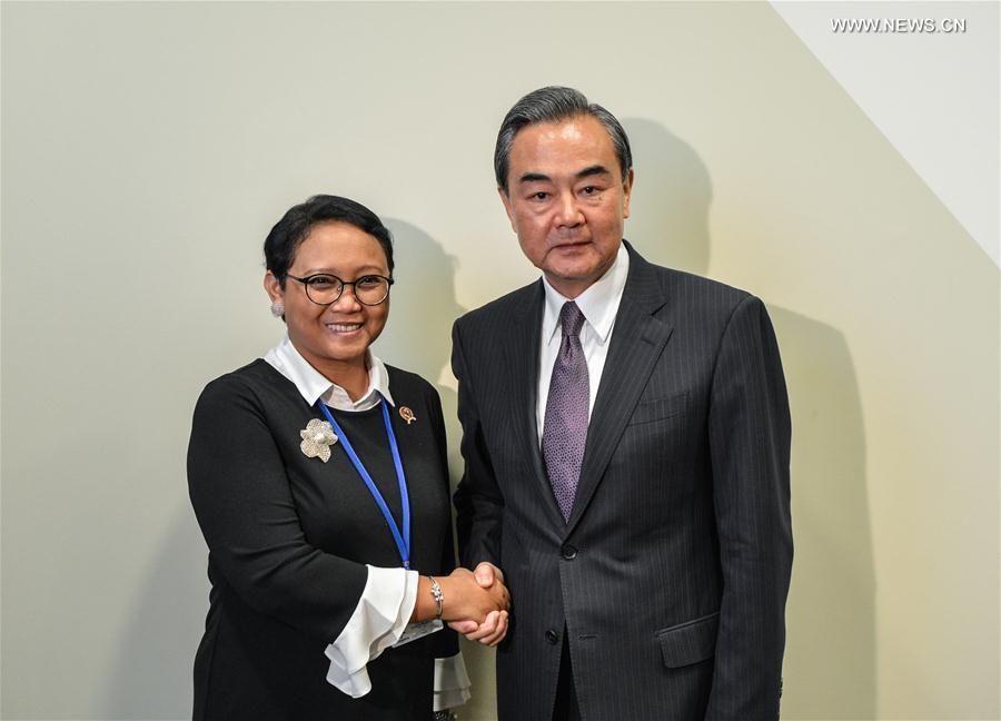 وزير الخارجية الصيني يلتقي بنظيرته الإندونيسية