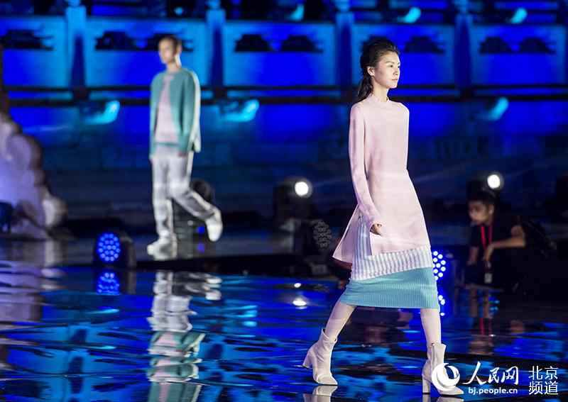 بالصور: افتتاح أسبوع الموضة في بكين