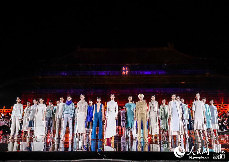 بالصور: افتتاح أسبوع الموضة في بكين
