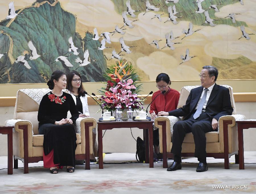 كبير المستشارين السياسيين الصينيين يؤكد على التبادلات مع جبهة أرض الآباء الفيتنامية