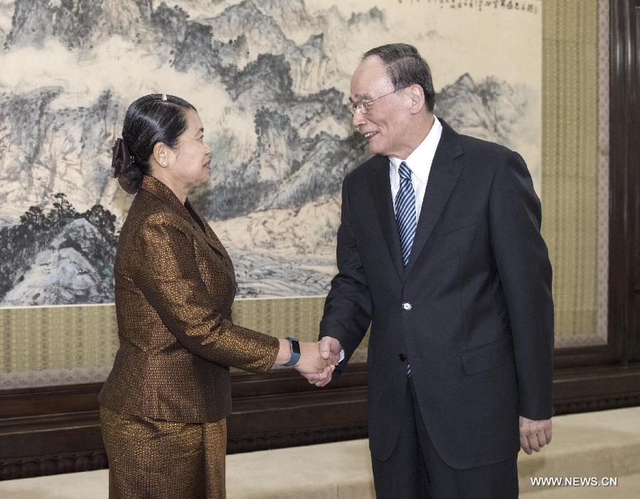رئيس لجنة فحص الانضباط للحزب الشيوعي الصيني يجتمع مع نائبة رئيس وزراء كمبوديا