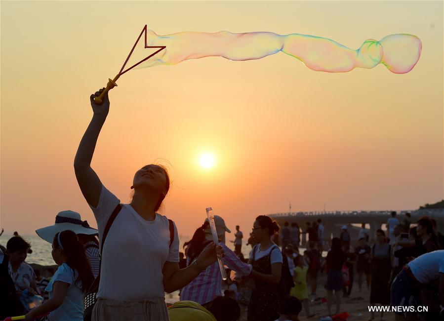 عطلة العيد الوطني الصينية تبدأ بارتفاع في الإيرادات السياحية