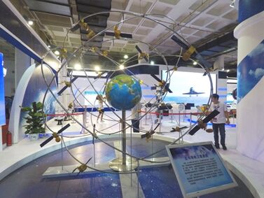 الصورة: نموذج قمر صناعي للملاحة بيدو المعروض في جناح تكنولوجيا فضائي بمركز بكين للمعارض الصينية والدولية يوم 8 يونيو عام 2017. مصدر الصورة: CFP