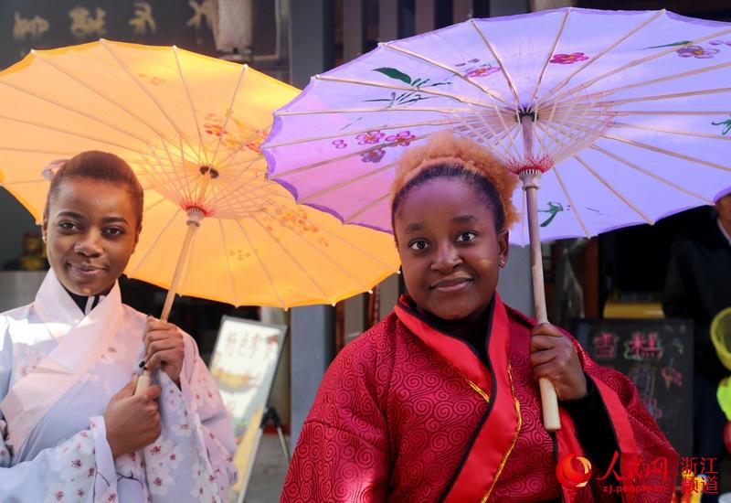 الصور... الطلاب الأجانب يشاركون في نشاط تجربة الثقافة الصينية التقليدية
