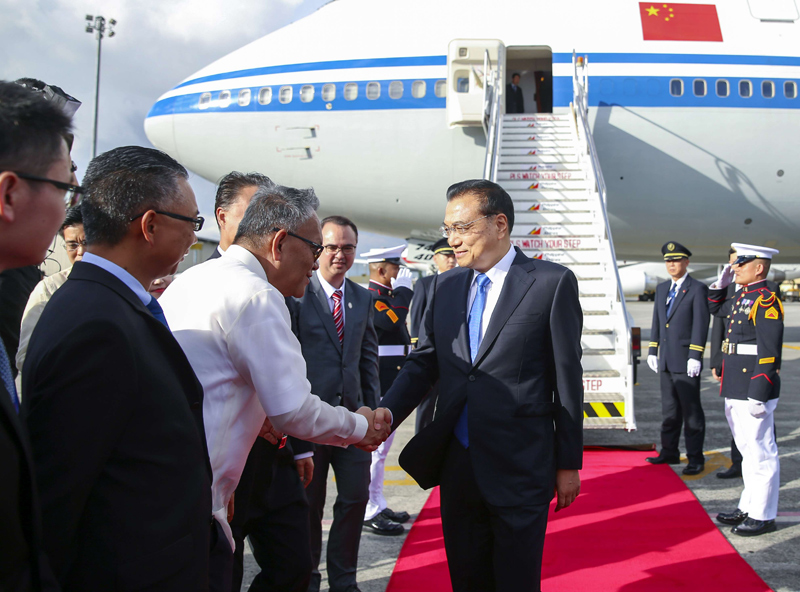 رئيس مجلس الدولة الصيني يصل إلى الفلبين لحضور اجتماعات قادة شرق آسيا ، القيام بزيارة رسمية