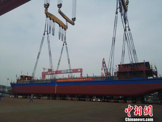 الصين تصنع أول سفينة كهربائية في العالم بحمولة 2000 طن