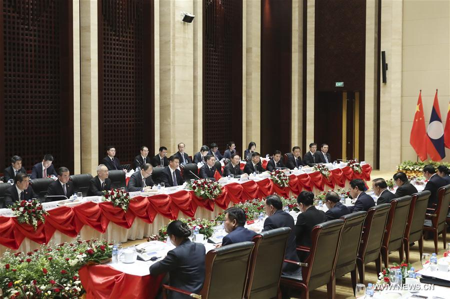 تقرير اخباري: الرئيس الصيني يجتمع مع رئيس وزراء لاوس لبحث العلاقات الثنائية