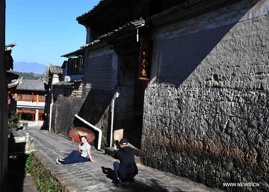 مشاهد من بلدة قديمة في جنوب غربي الصين