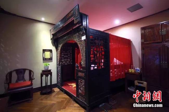 شاب صيني يجمع أكثر من 300 سرير تقليدي قديم