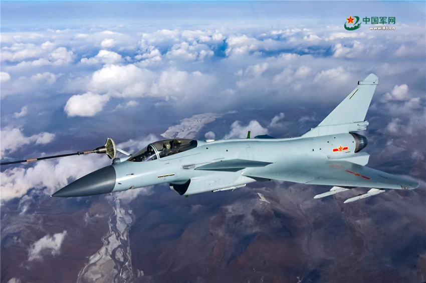 صور مدهشة: عدد من طائرات القوات الجوية الصينية تزود بالوقود في الهواء