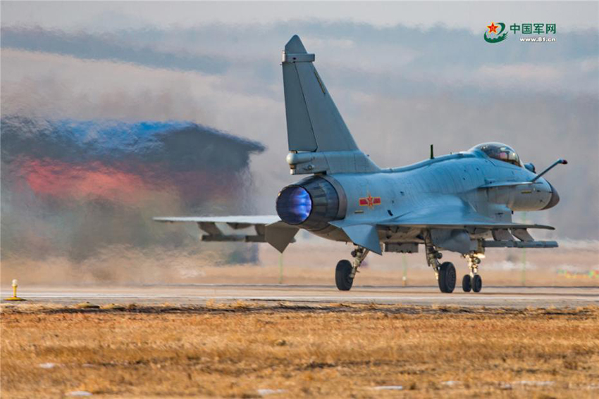 صور مدهشة: عدد من طائرات القوات الجوية الصينية تزود بالوقود في الهواء