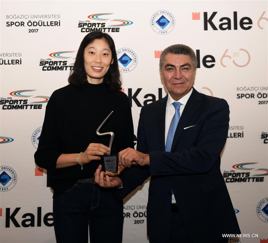 النجمة الصينية تشو تينغ تحصل على جائزة جامعة البوسفور كأفضل لاعبة في تركيا لعام 2017