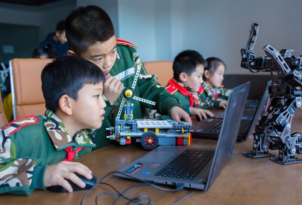 الآباء الصينيون يهيؤون أطفالهم للعيش في عصر الذكاء الاصطناعي