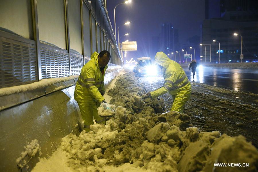 الثلوج الكثيفة تربك حركة المرور وتغلق مواقع سياحية بشرق الصين