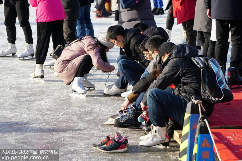 الاستمتاع بمتعة التزلج على الجليد في شيشاهاي ببكين