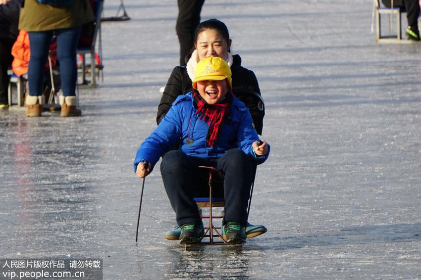 الاستمتاع بمتعة التزلج على الجليد في شيشاهاي ببكين
