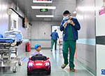 المرضى الصغار "يقودون السيارة" لدخول غرفة العمليات