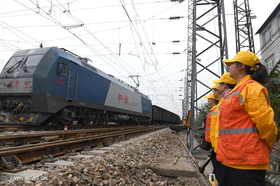 موظفات في السكك الحديدية جنوبي الصين