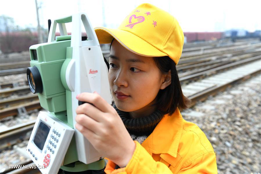 موظفات في السكك الحديدية جنوبي الصين