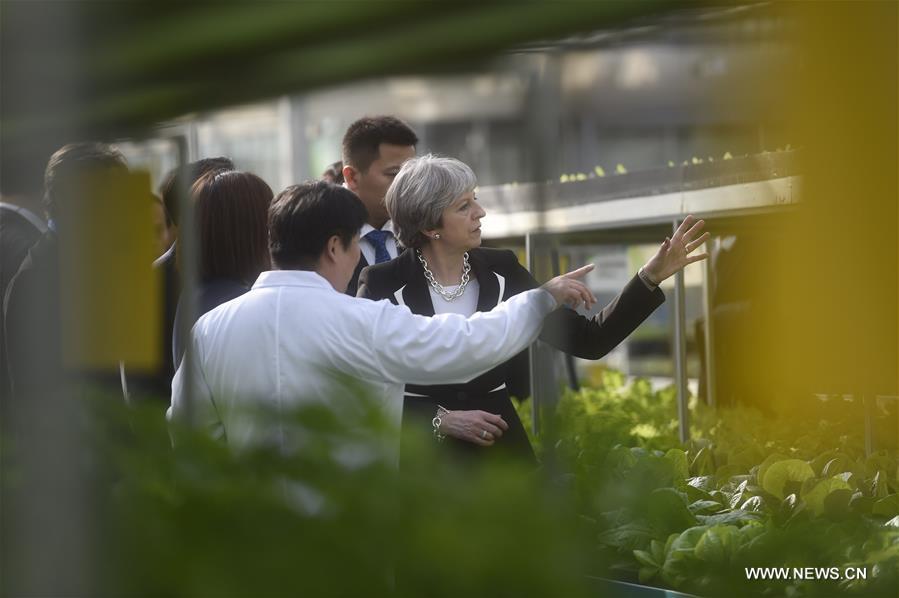 رئيسة الوزراء البريطانية تزور حديقة العرض الوطنية للعلوم والتكنولوجيا الزراعية